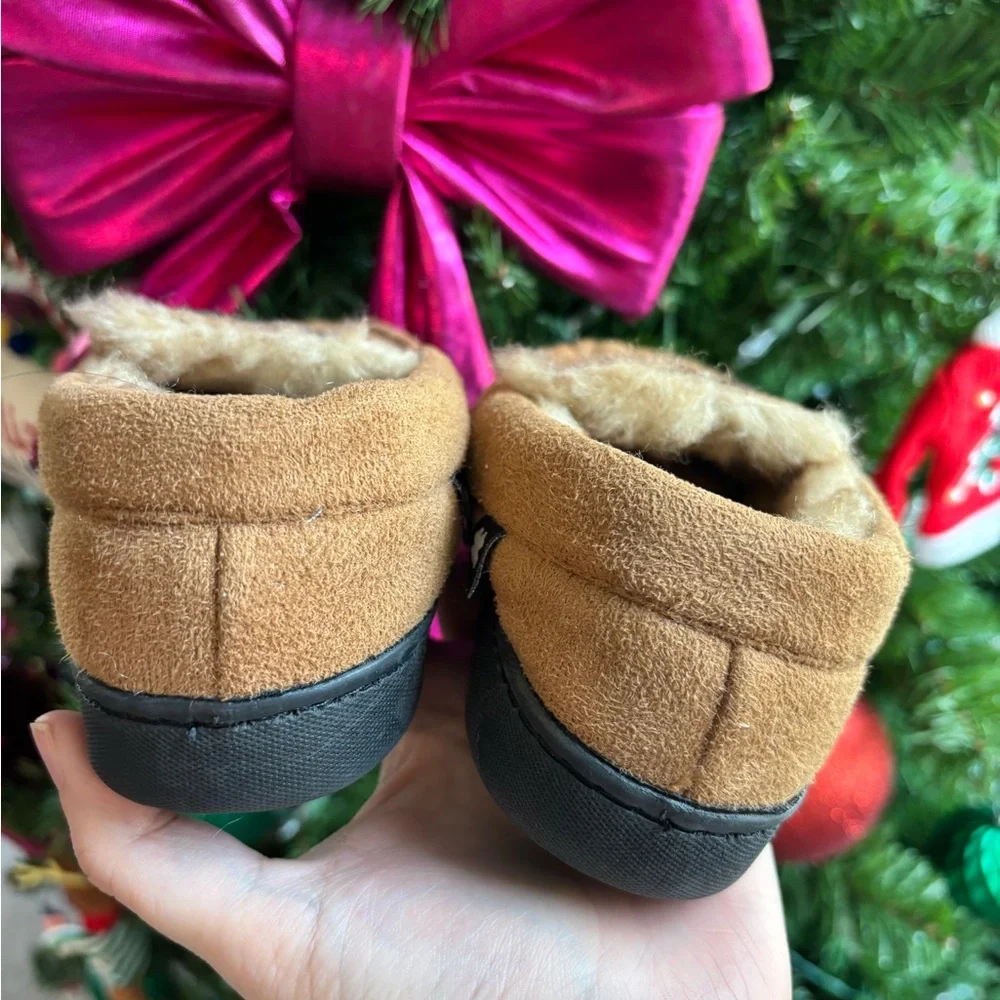 Lucky Brand Boys' Micro Suede Fuzzy Lined Moccasin Slippers 7/8